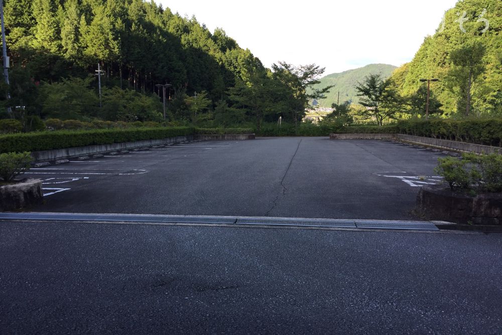 朝来市斎場の駐車場写真です（1枚目）