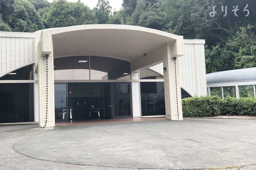 牧之原市御前崎市広域施設組合南遠地区聖苑の外観写真です（2枚目）