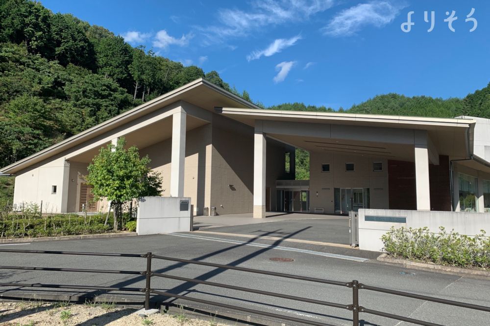 上下斎場の外観写真です（2枚目）