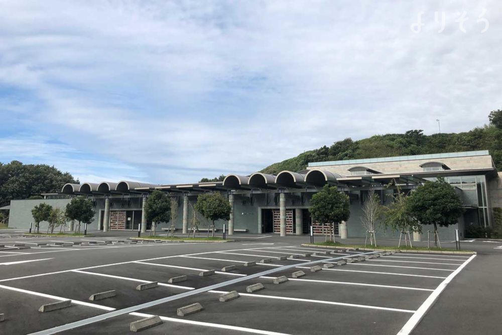 東遠地区聖苑組合火葬場の駐車場写真です