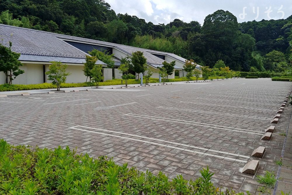 安房聖苑の駐車場写真です