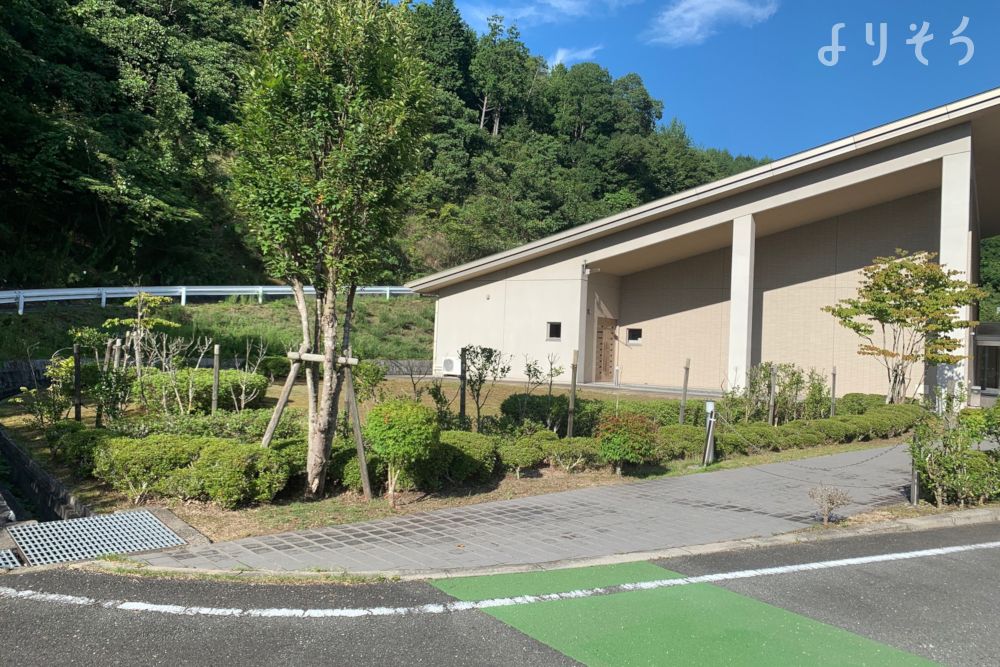 上下斎場の外観写真です（3枚目）