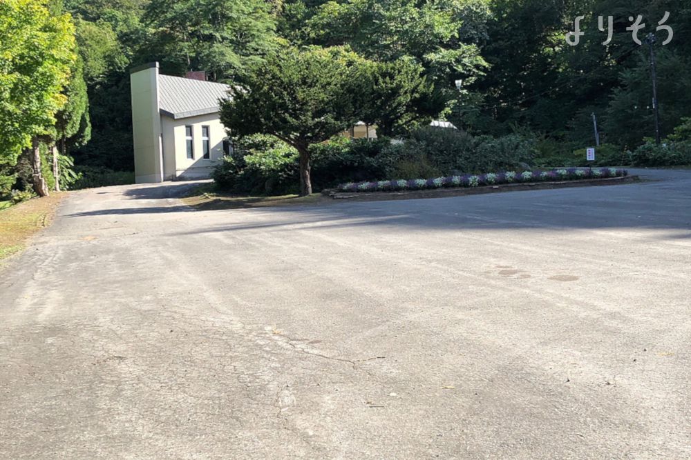 虻田火葬場の駐車場写真です（2枚目）