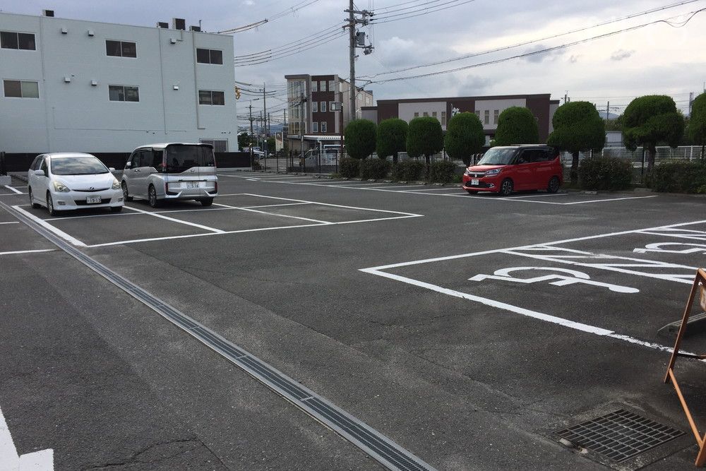 茨木市立斎場の駐車場写真です（1枚目）