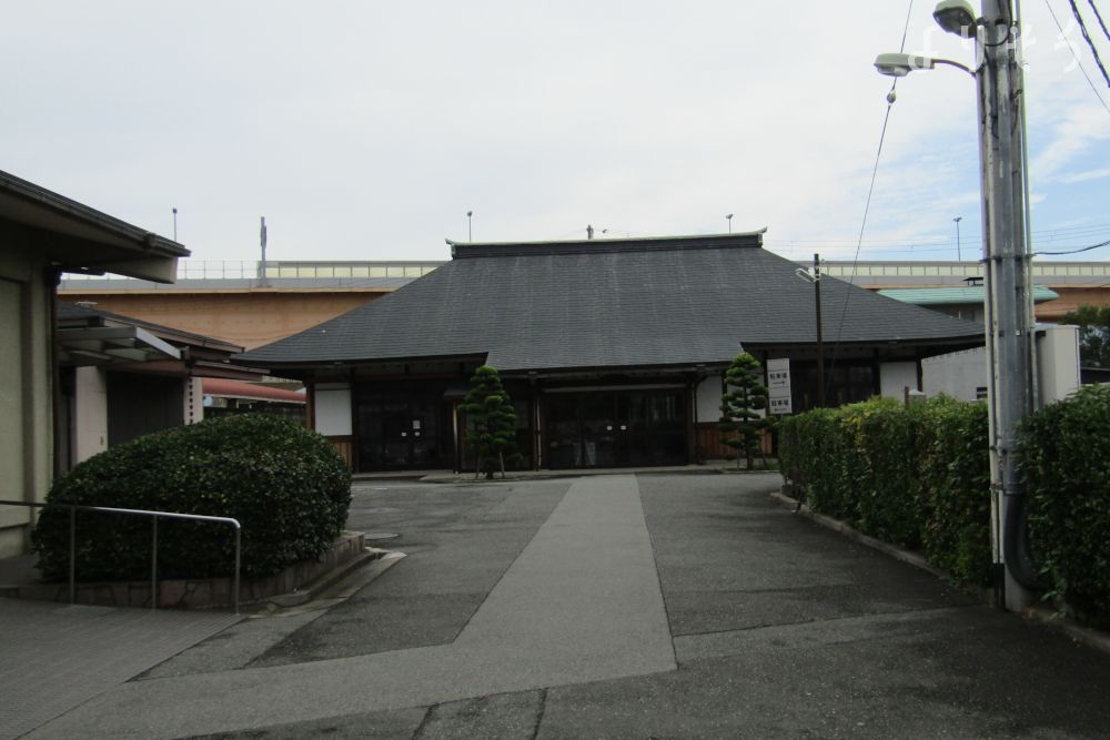 池田市立桃園火葬場の駐車場写真です（1枚目）