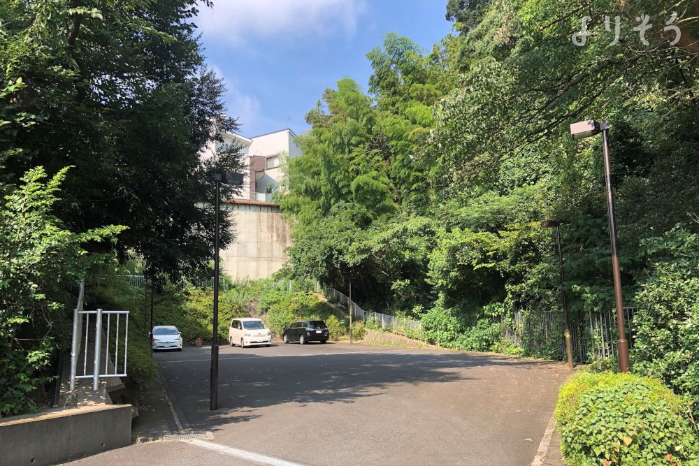 横須賀市立中央斎場の駐車場写真です（2枚目）
