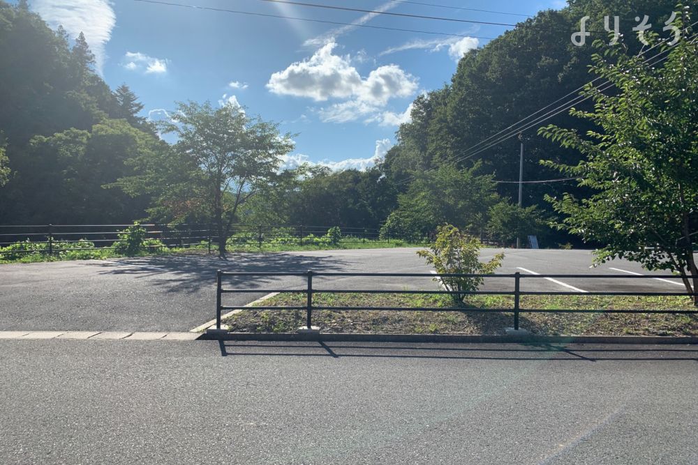 上下斎場の駐車場写真です（1枚目）