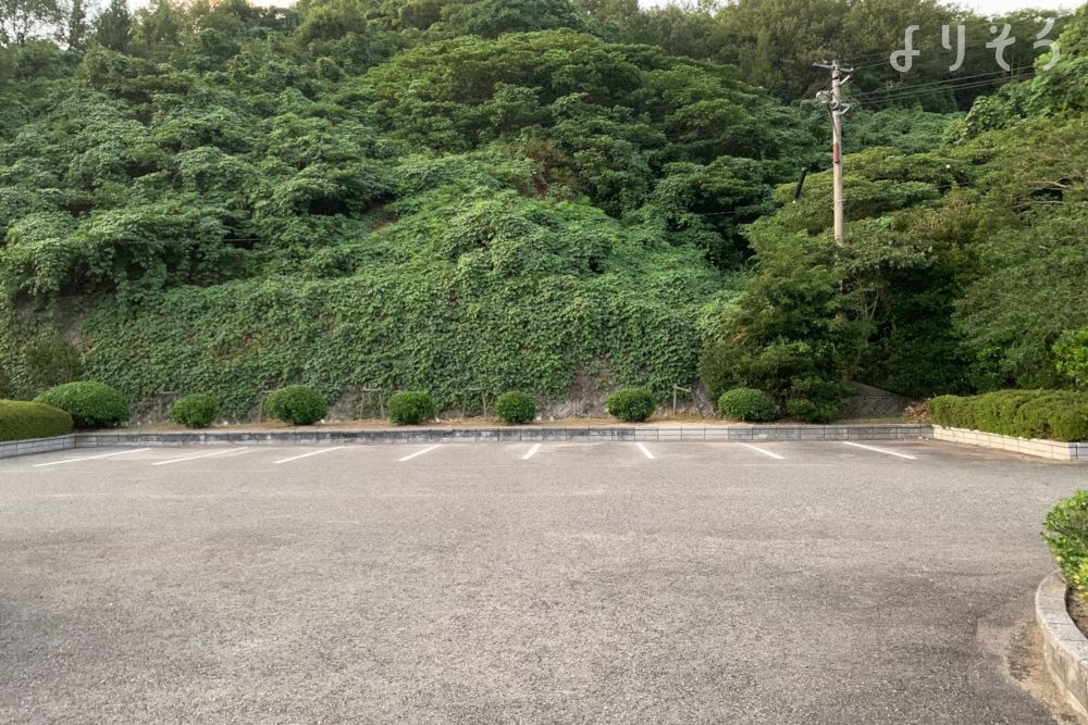 尾道市向島斎場の駐車場写真です（1枚目）