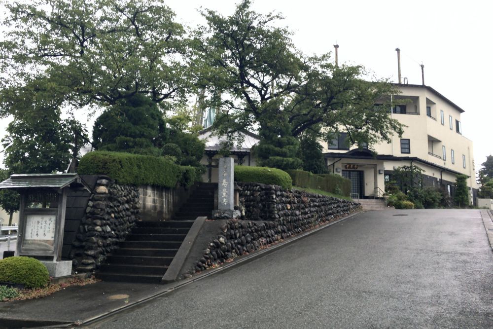 寿量寺 安心殿の外観写真です（3枚目）