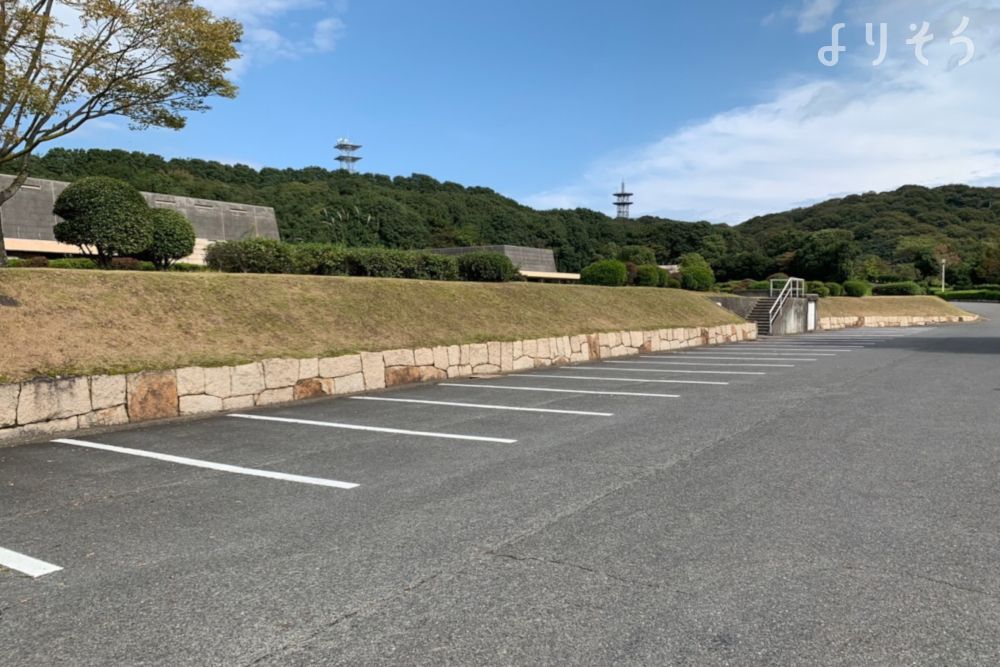 倉敷市中央斎場の駐車場写真です（1枚目）
