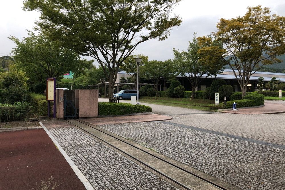 筑慈苑の駐車場写真です（1枚目）