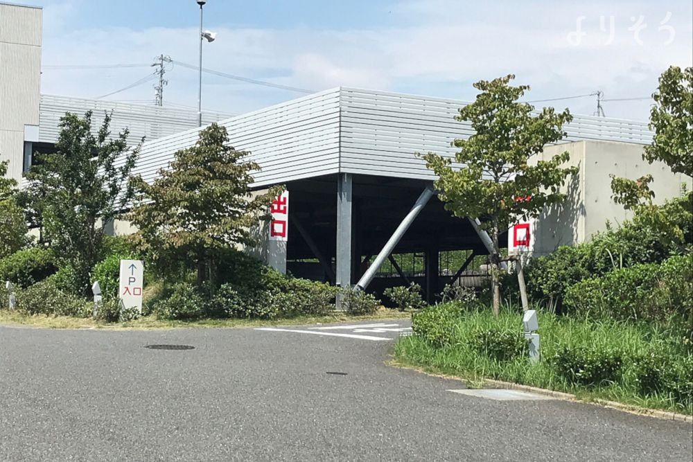 桑名市斎場 おりづるの森の駐車場写真です（1枚目）