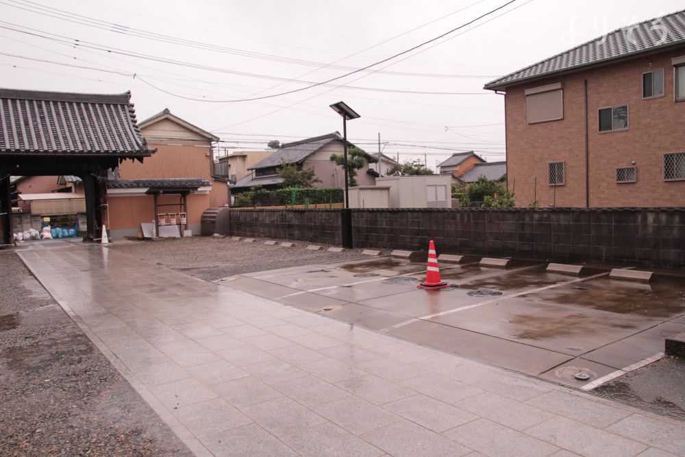 實成寺会館の駐車場写真です