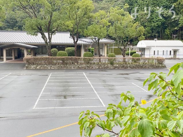 山口市嘉川斎場の駐車場写真です（1枚目）