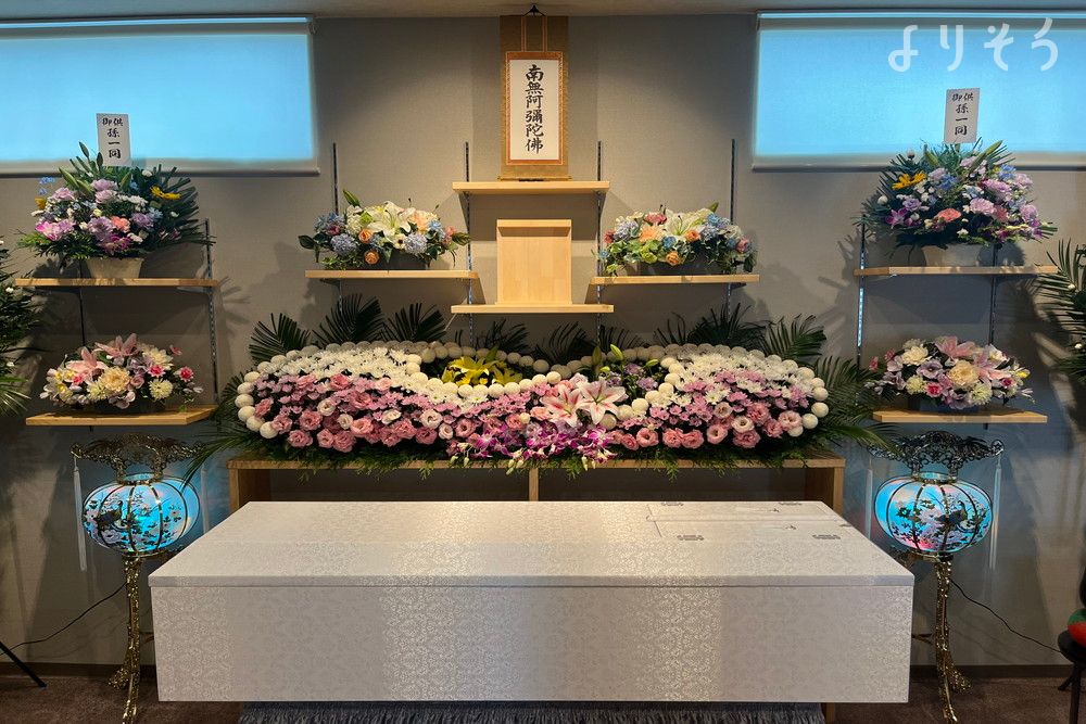 家族葬の仁清社の祭壇の画像