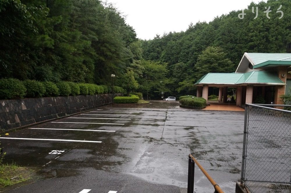 みやこ町葬斎場やすらぎ苑の駐車場写真です（1枚目）