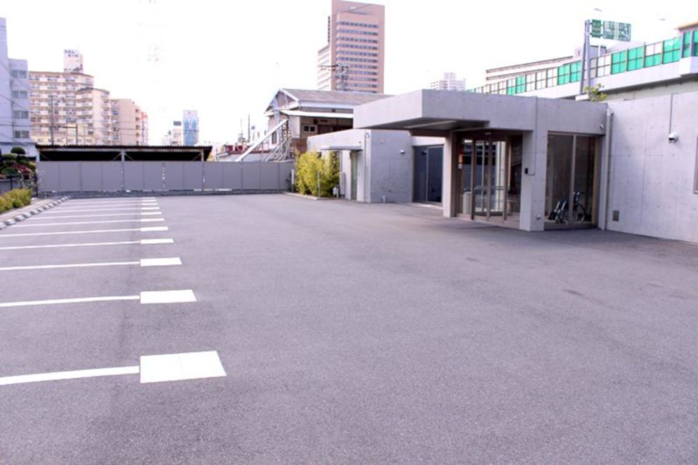よりそう提携斎場(大阪府東大阪市荒本新町5-44)の駐車場写真です（1枚目）
