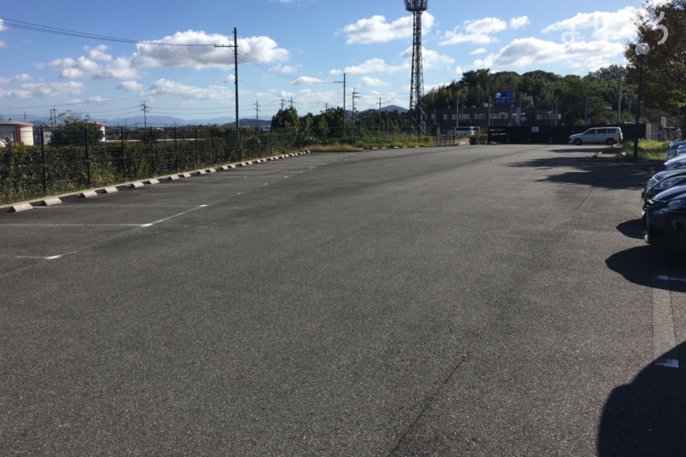 野洲川斎苑の駐車場写真です（1枚目）