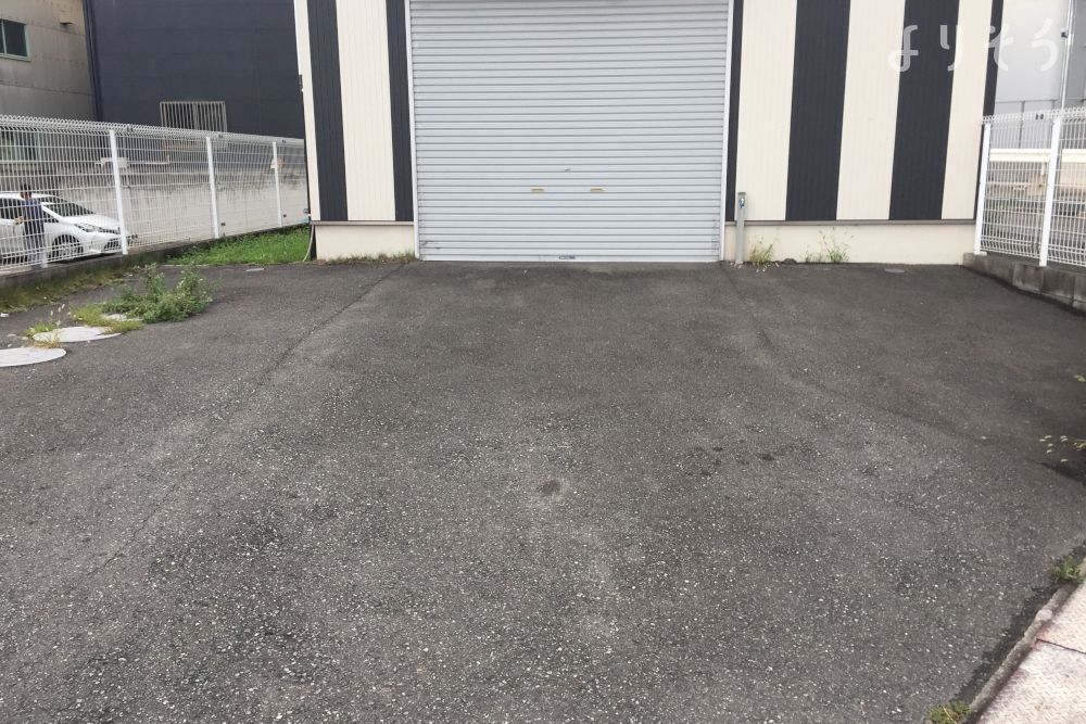 楓ホールの駐車場写真です（1枚目）
