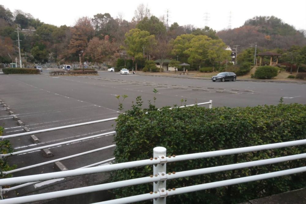 福山市中央斎場葬祭会館の駐車場写真です（1枚目）
