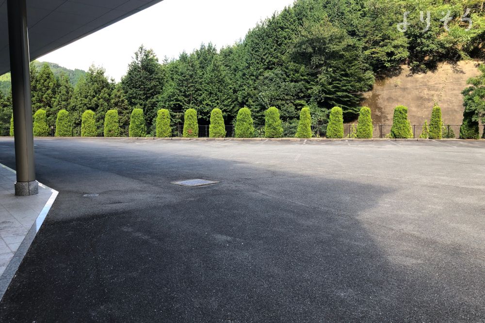 山口市徳地斎場の駐車場写真です（1枚目）