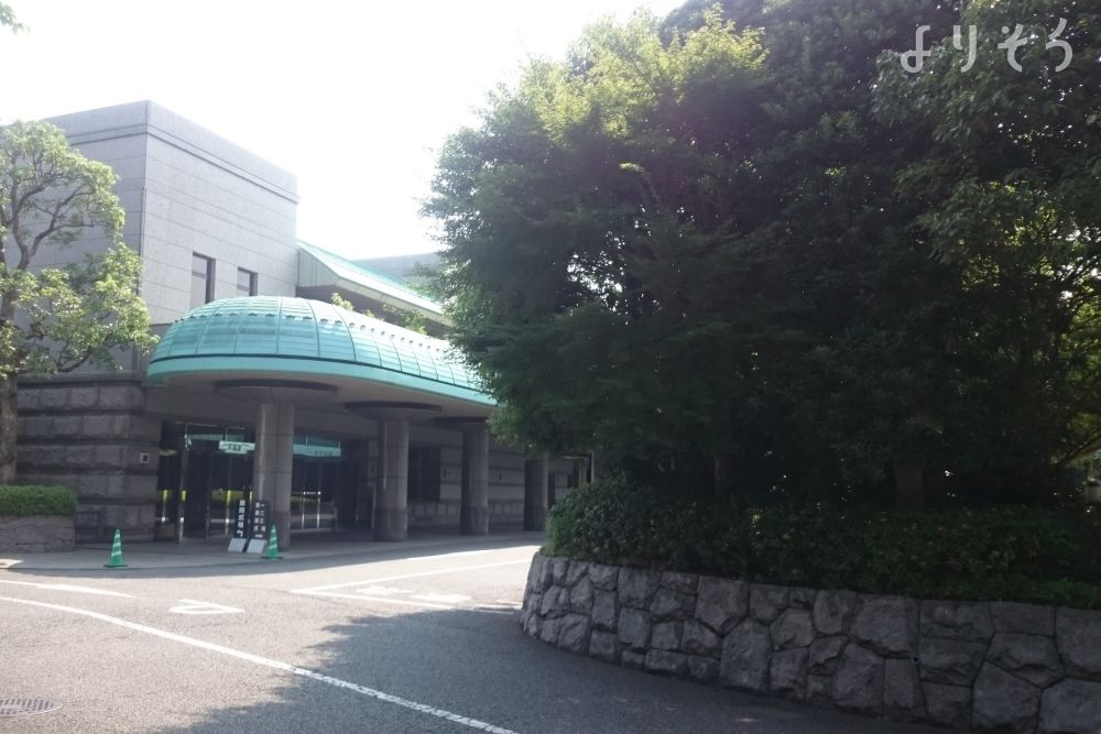 府中市立府中の森市民聖苑の外観写真です（3枚目）