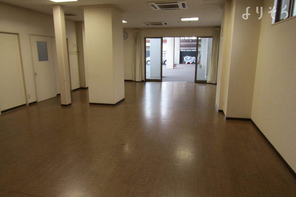岸里福祉会館のホール写真です（2枚目）