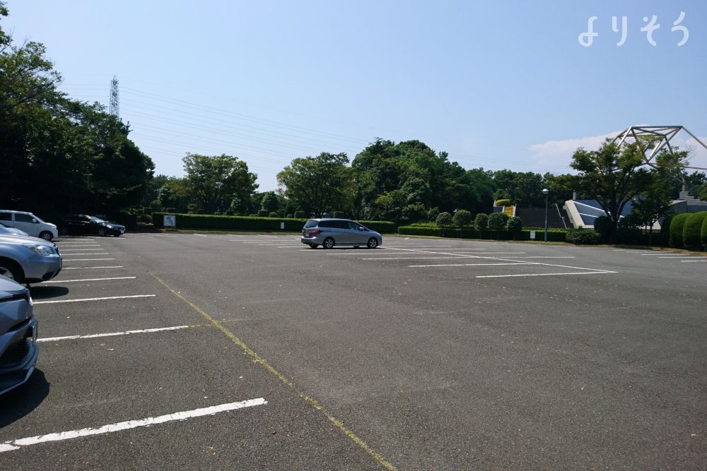藤沢市斎場の駐車場写真です