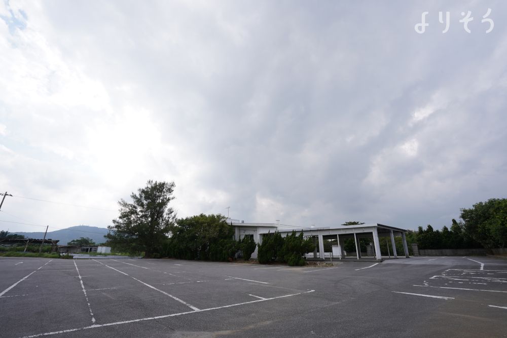 今帰仁葬斎場の駐車場写真です
