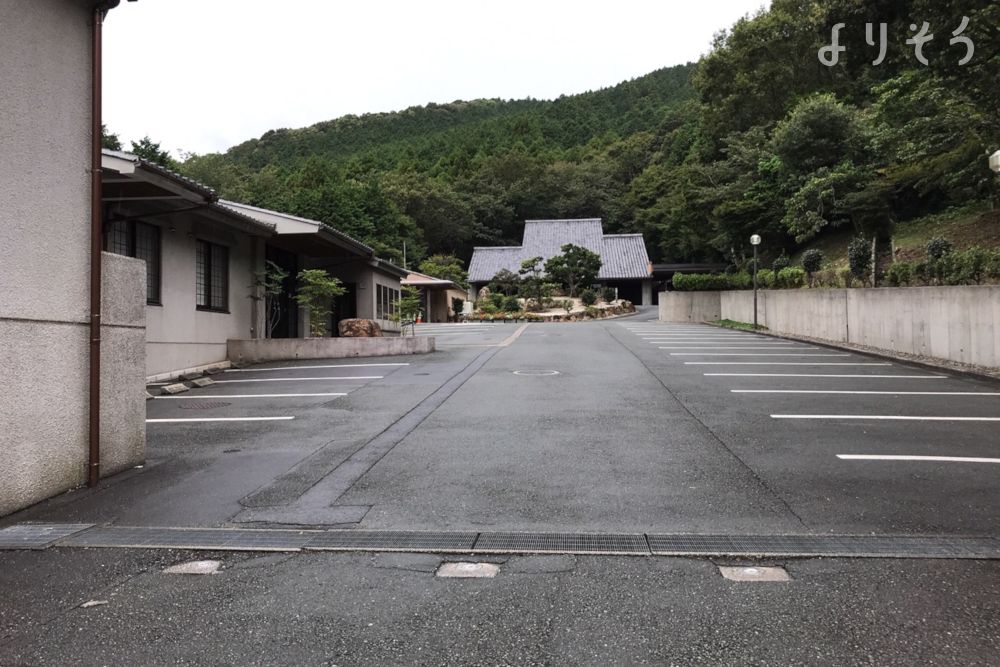 田原斎場 やすらぎ苑の駐車場写真です（1枚目）