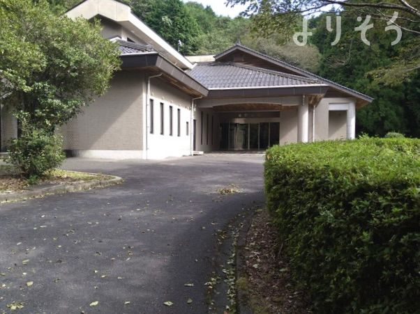 周南市鹿野斎場のエントランス写真です（2枚目）