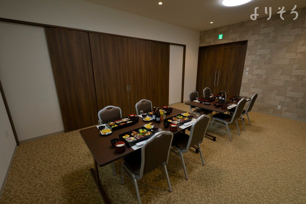 よりそう提携斎場(大阪府東大阪市鷹殿町12-36)のお清め所（会食室）の画像