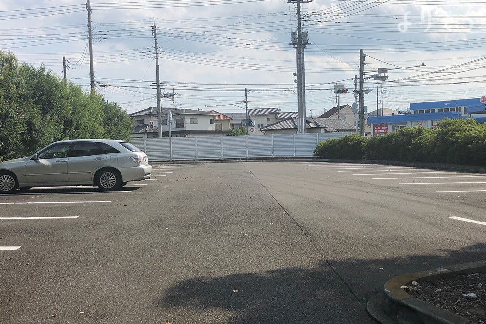 藤岡市偕同苑の駐車場写真です（1枚目）