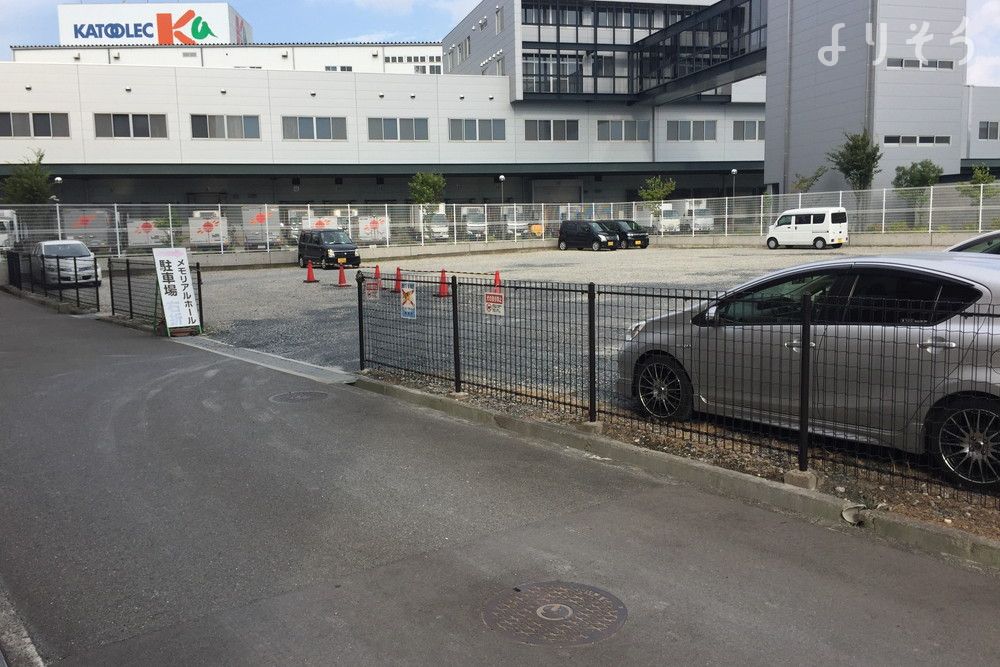 せっつメモリアルホールの駐車場写真です（1枚目）