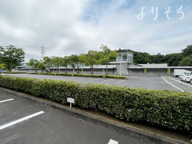 つくばメモリアルホールの駐車場写真です（2枚目）