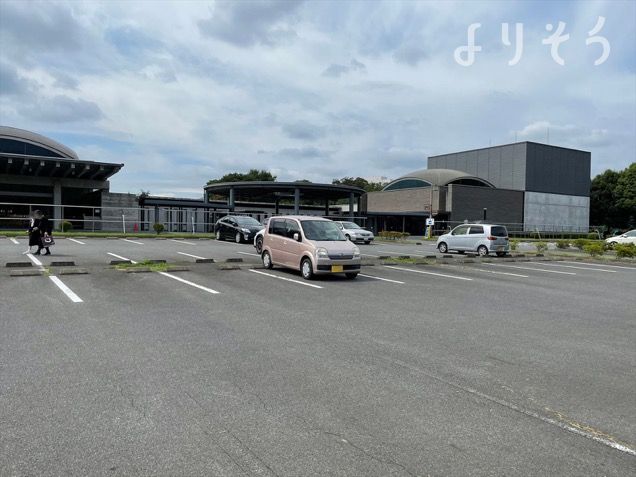 しらゆり聖苑の駐車場写真です（1枚目）