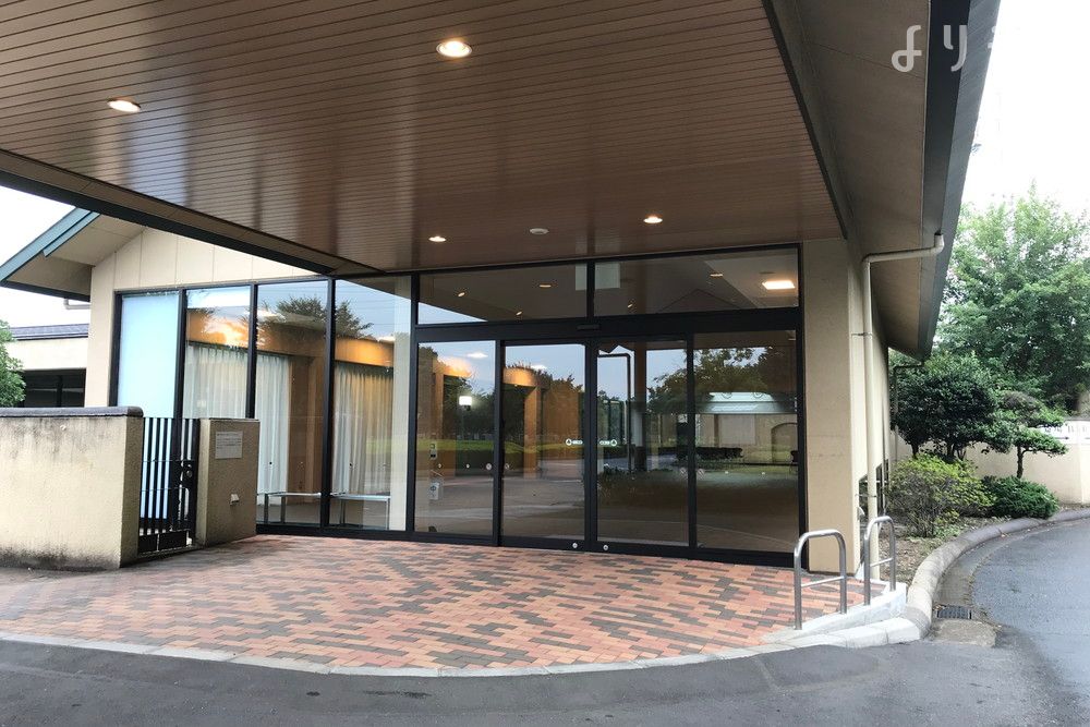 新座市営墓苑斎場の外観写真です（3枚目）