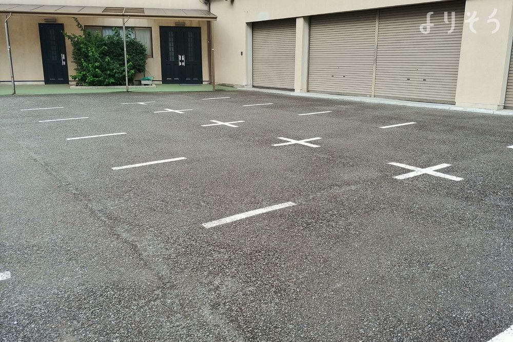 遍照院会館の駐車場写真です（1枚目）