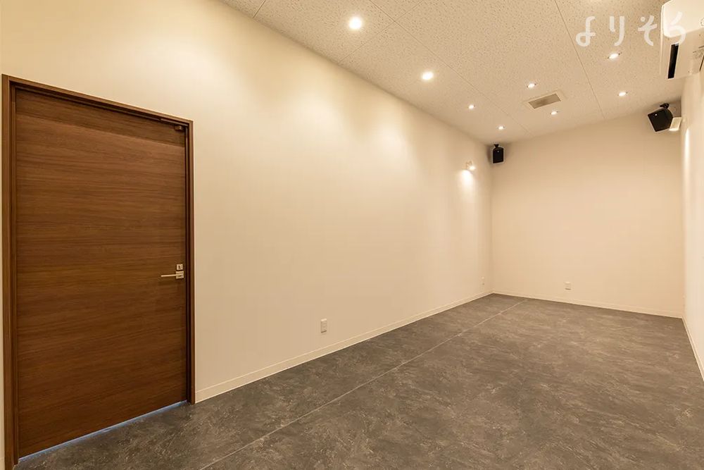 新山下ホールの内観写真です（2枚目）