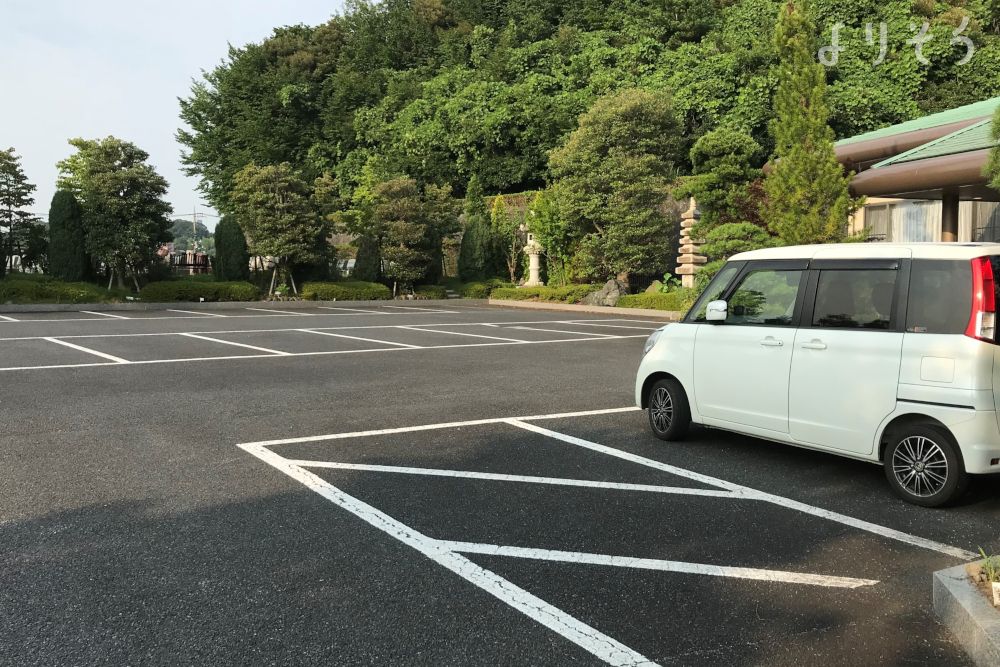 緑山メモリアルホールの駐車場写真です（2枚目）