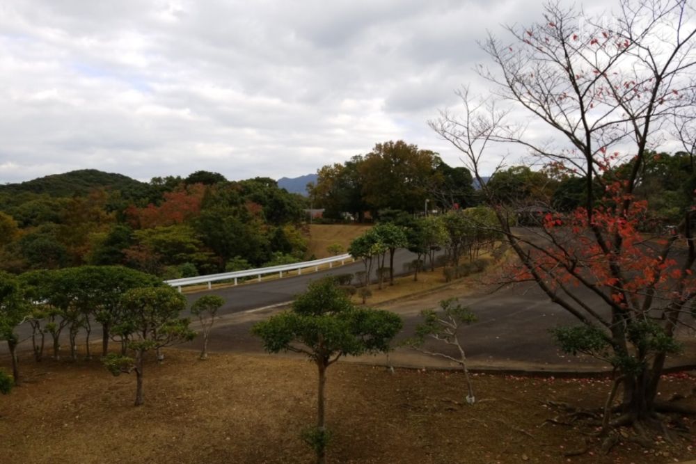 佐世保市西部芳世苑の駐車場写真です（1枚目）