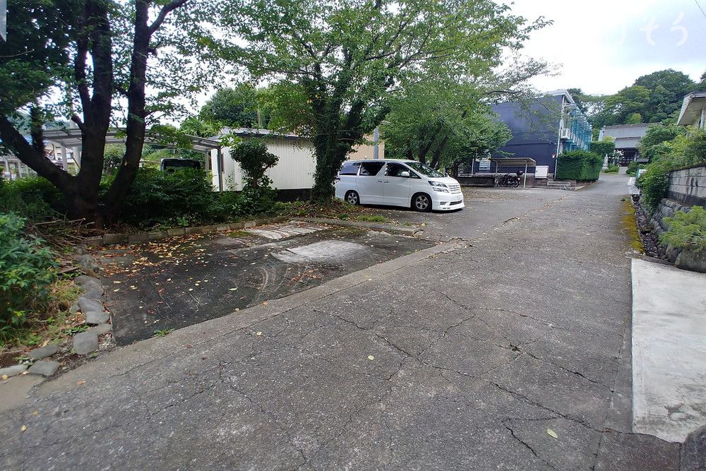関泉寺 高森殿の駐車場写真です（2枚目）