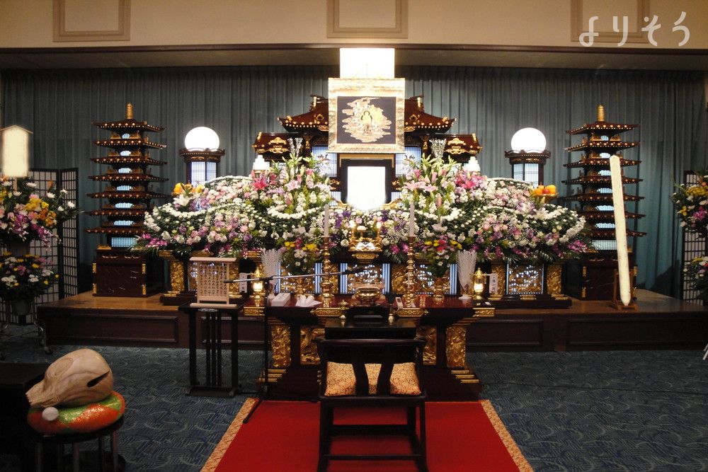 長岡市今朝白ホールの祭壇写真です