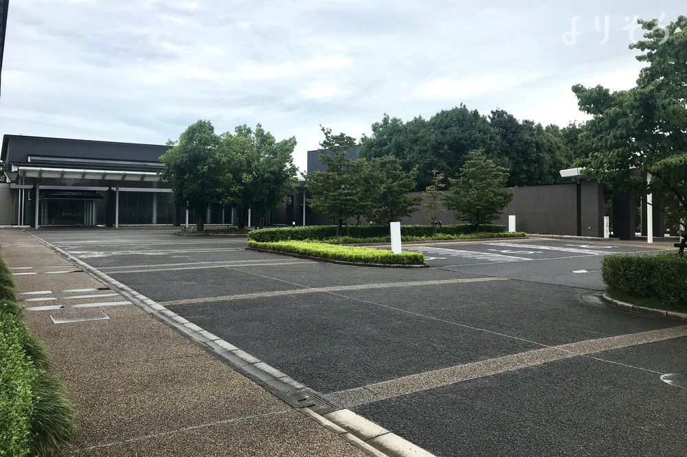 埼葛斎場組合斎場の駐車場写真です（1枚目）