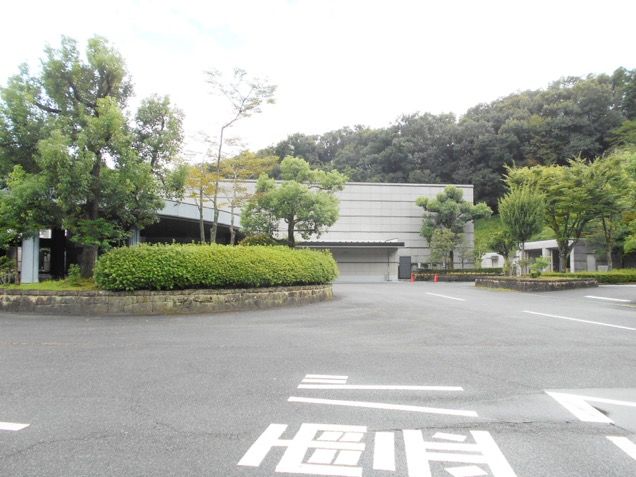 古瀬間聖苑の駐車場写真です（1枚目）