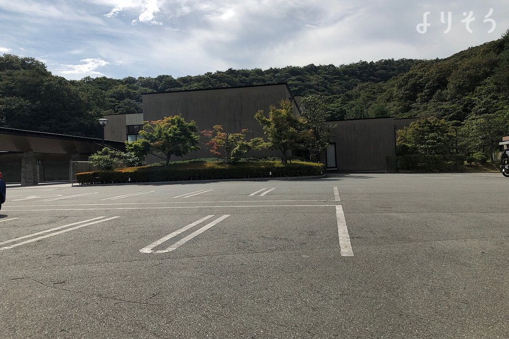 防府市斎場 悠久苑の駐車場写真です（1枚目）
