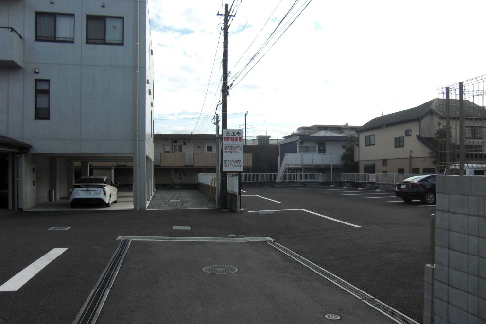 徳正寺 礼拝堂の駐車場写真です