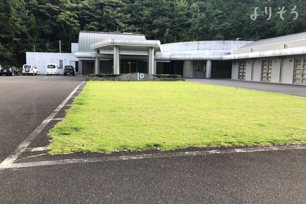 周南市新南陽斎場の駐車場写真です