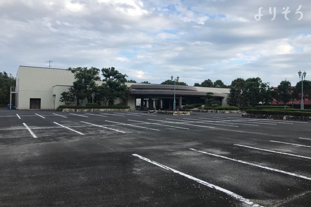 鈴鹿市斎苑の駐車場写真です