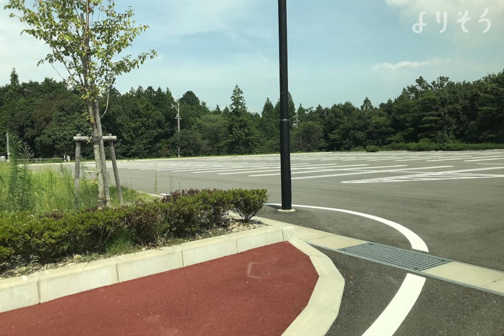 菰野町斎場の駐車場写真です
